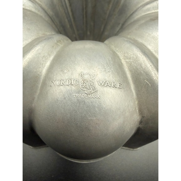 Nordic Ware Mini Bundt Pan Cake Heavy Cast Aluminum Vintage  9" x  3.5" - Picture 6 of 8